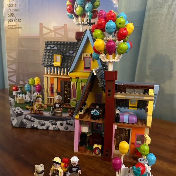 UP LEGO HOUSE - Picture 1 of 1